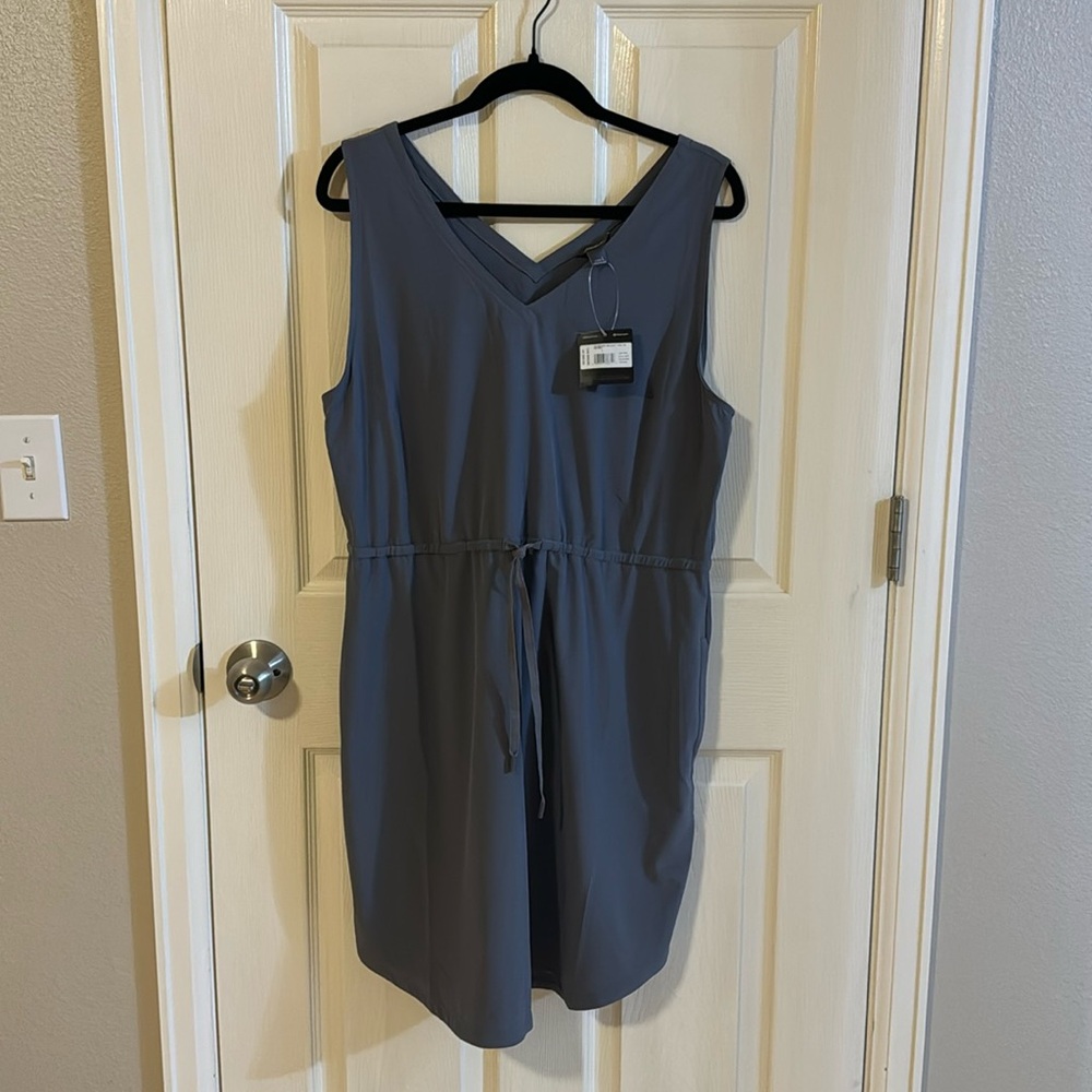 Eddie Bauer women’s dress size L
Lightweight  4-way active stretch fabric